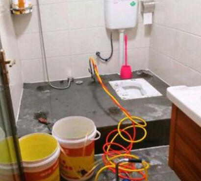 卫生间漏水不想砸地面怎么施工